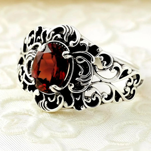 Anello vittoriano granato